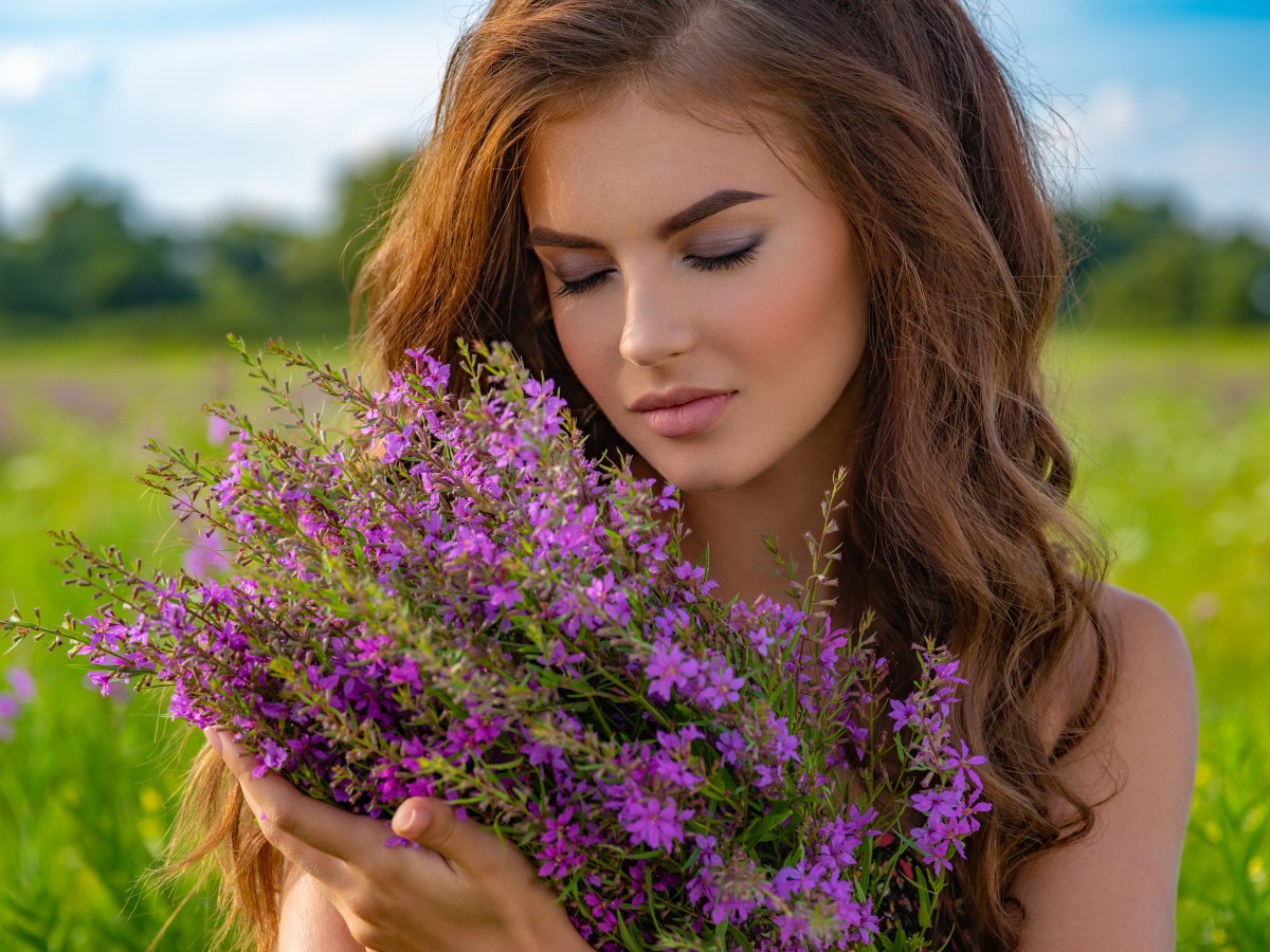 closeup-portrait-caucasian-woman-relaxing-nature-young-woman-outdoors-with-bouquet-girl-field-with-lavender-flowers-her-hands (1)