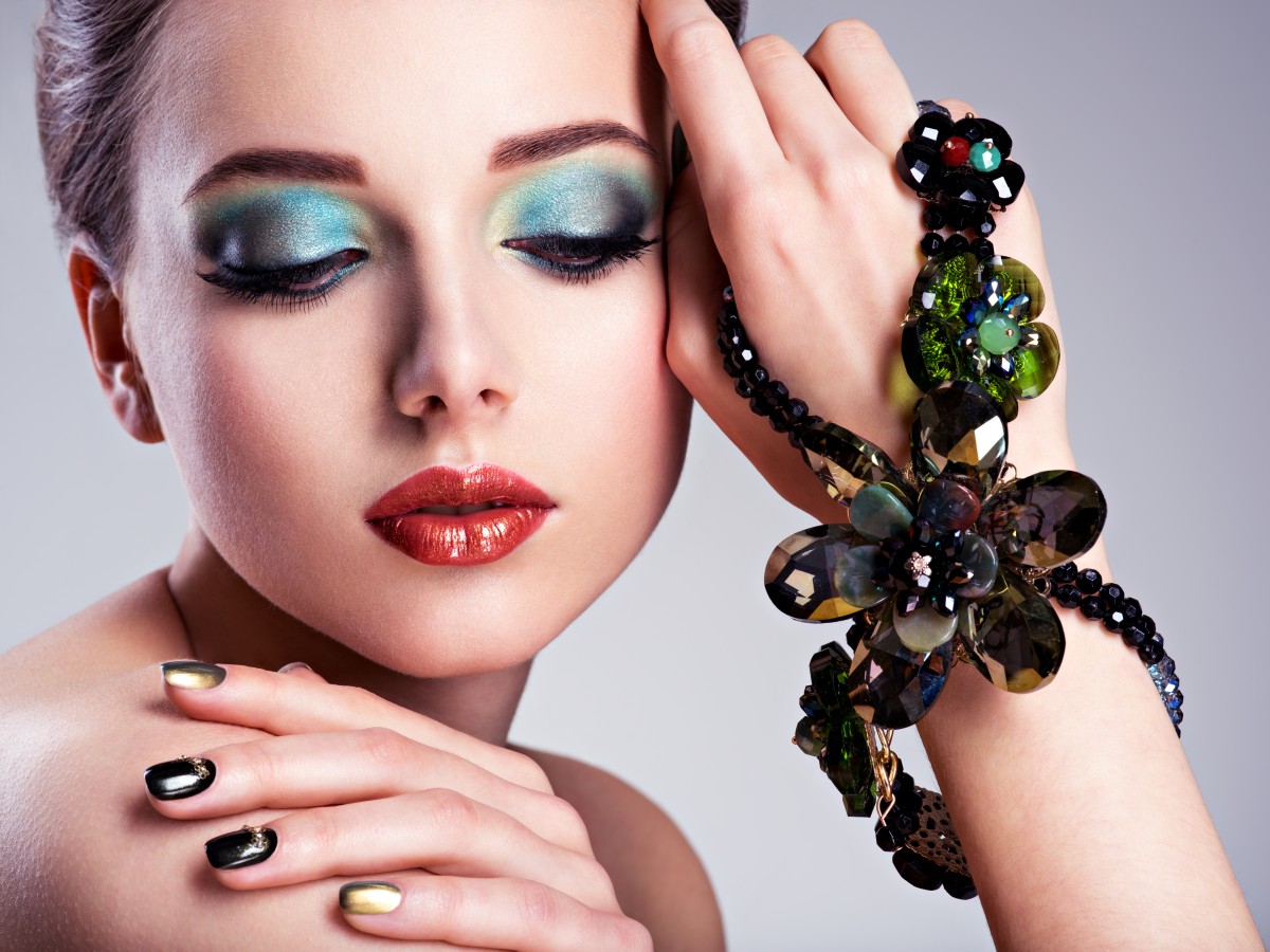 beautiful-woman-face-with-fashion-green-make-up-jewelry-hand (1)